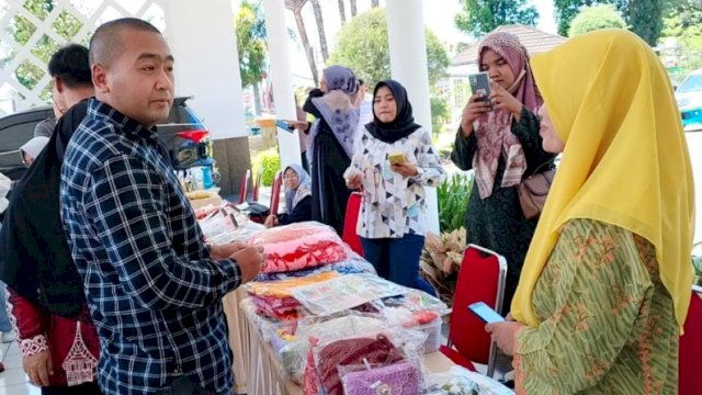 Wakil Gubernur Sumatera Barat (Sumbar) Audy Joinaldy saat meninjau Stand UMKM. (Istimewa)