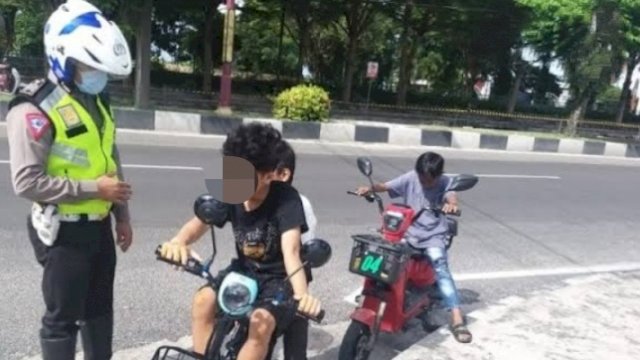 Polantas dari Polres Kapuas menahan anak yang mengendarai Sepeda Listrik di Jalan Raya, hal ini dilakukan untuk mencegah terjadinya kecelakaan Lalu Lintas. (Istimewa)