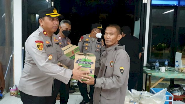 Kapolsek Kembangan Kompol Binsar, serahkan bantuan kepala korban Banjir di Jakarta Barat. (Istimewa)