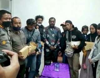 8 Jenazah Korban KKB Papua Diterbangkan ke Makassar, Bupati Nduga Beri Santunan