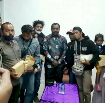 8 Jenazah Korban KKB Papua Diterbangkan ke Makassar, Bupati Nduga Beri Santunan