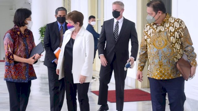 Menteri Keuangan Sri Mulyani, tampak berbincang dengan Direktur Pelaksana IMF Kristalina Georgieva di Istana Kepresidenan Bogor, Minggu (17/07/2022). (Istimewa)