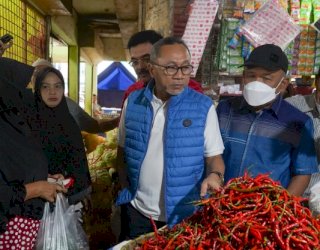 Tinjau Pasar di Cirebon, Zulkifli Hasan: Sejumlah Harga Terpantau Turun dan Stabil