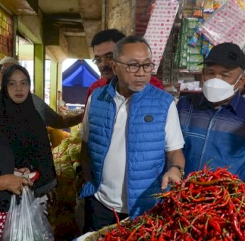 Tinjau Pasar di Cirebon, Zulkifli Hasan: Sejumlah Harga Terpantau Turun dan Stabil