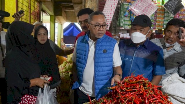Menteri Perdagangan RI Zulkifli Hasan, saat meninjau harga barang-barang kebutuhan pokok (bapok) di Pasar Jagasatru, Cirebon, Jawa Barat, Minggu (17/07/2022). (Istimewa)