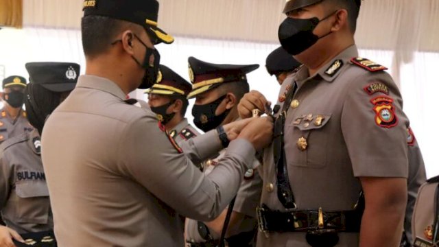 Kapolres Soppeng, AKBP Santiaji Kartasasmita memimpin upacara Serah Terima jabatan hasil mutasi. (Ist)