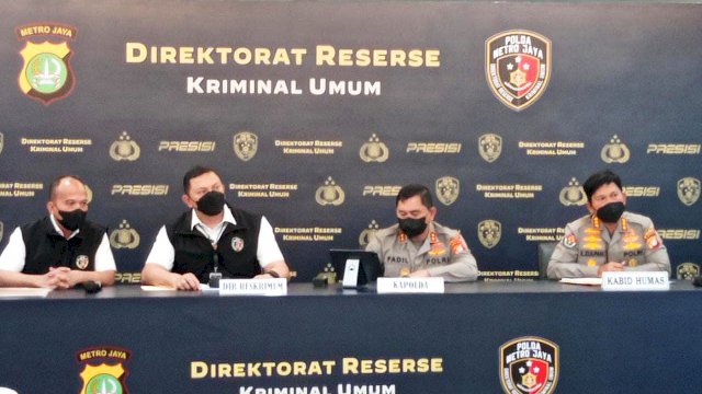 Press confrence kasus mafia tanah, 30 tersangka berhasil diamankan di Mapolda Metro Jaya, Senin (18/07/2022). (Foto: Wahyu Widodo/Republiknews.co.id)