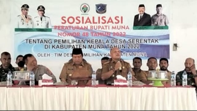 Bupati Muna Rusman Emba, saat Menghadiri sosialisasi Pilkades di balai pertemuan Wa Ode Kamomono Kamba di Desa Wasolangka, Kecamatan Parigi, Kabupaten Muna, Senin (Foto: Rustam/Republiknews.co.id)