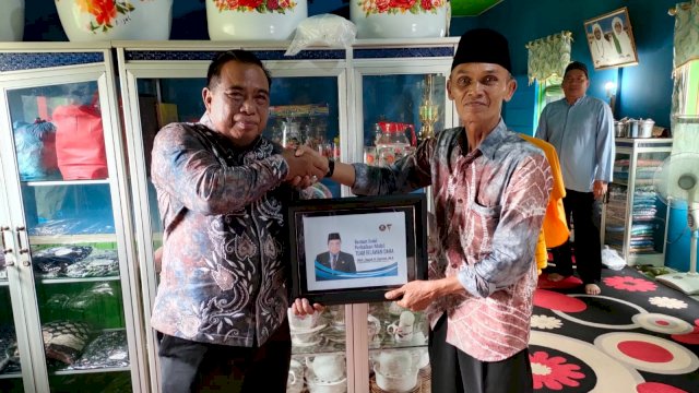 Kepala BKKBN Kalsel, Ramlan, menyerahkan bantuan secara simbolis untuk TRD kepada Tokoh masyarakat di Nagara, Kabupaten Hulu Sungai Selatan. (Istimewa)