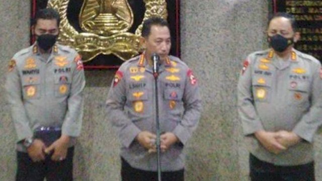 Kapolri Jenderal Listyo Sigit Prabowo saat mengumumkan penonaktifan Irjen Ferdy Sambo dari jabatan Kadiv Propam Polri, Senin (18/7/2022). (Foto: Istimewa)