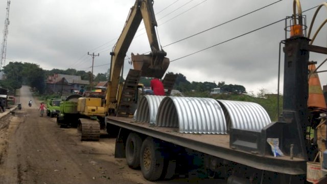 Proses pengerjaan ruas jalan Boro Kabupaten Jeneponto oleh Dinas PUTR Sulsel. (Istimewa)