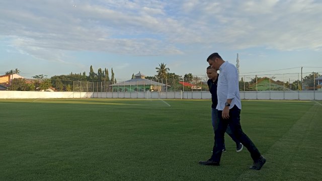Bupati Gowa Adnan Purichta Ichsan dan CEO PSM Makassar Munafri Arifuddin didampingi Pelatih PSM Makassar Bernardo Tavares usai melihat langsung kondisi Lapangan Syekh Yusuf di Jalan Masjid Raya, Kota Sungguminasa, Senin (12/07) lalu.(Foto: Chaerani).