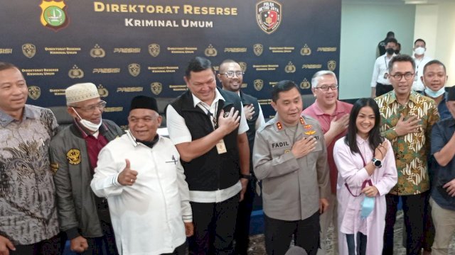 Kapolda Metro Jaya Irjen pol Fadil Imran bersama korban mafia tanah, salah satunya adalah artis Nirina Zubir yang datang ke press confrence di Polda Metro Jaya senin (18/7) Foto: Wahyu Widodo republiknews.co.id.