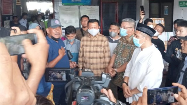 Bupati Kepulauan Selayar Basli Ali (baju kotak-kotak) saat menjemput Jenazah korban penembakan KKB di Kabupaten Nduga, Papua. (Istimewa)