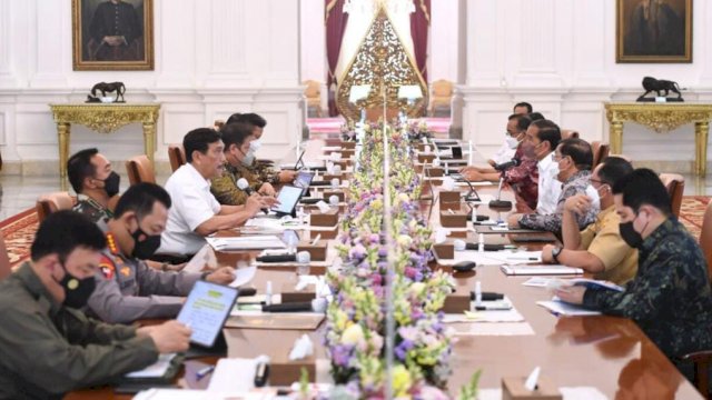 Presiden Joko Widodo memimpin rapat terbatas di Istana Merdeka, Jakarta, pada Senin, 18 Juli 2022 (foto:ist)