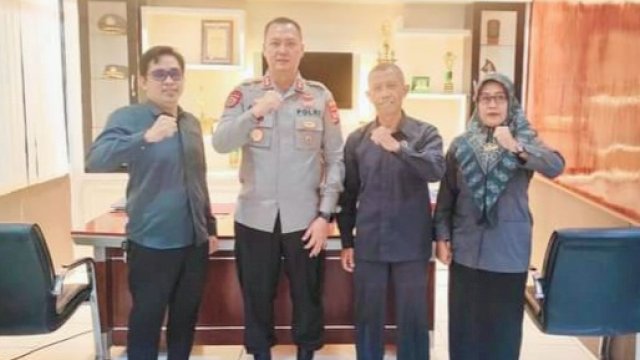 Tiga pimpinan Bawaslu Soppeng bersama Kapolres Soppeng AKBP Santiaji Kartasasmita. (Istimewa)
