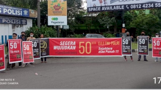 Koalisi untuk Kesejahteraan TNI Polri (KITRA) menggelar aksi sosialisasi tuntutan menaikkan Gaji TNI Polri, di Pertigaan Jalan AP. Pettarani-Alauddin Kota Makassar, Senin (18/07/2022). (Istimewa)