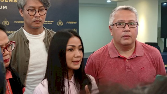Nirina Zubir dan keluarga mendatangi Polda Metro Jaya Foto. (Foto: Wahyu Widodo/Republiknews.co.id)