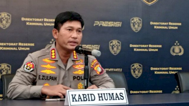 Kabid Humas Polda Metro Jaya Kombes pol Endra Zulpan memberikan update kecelakaan truk tangki pertamina di cibubur. (FOTO.Wahyu Widodo/Republiknews.co.id)