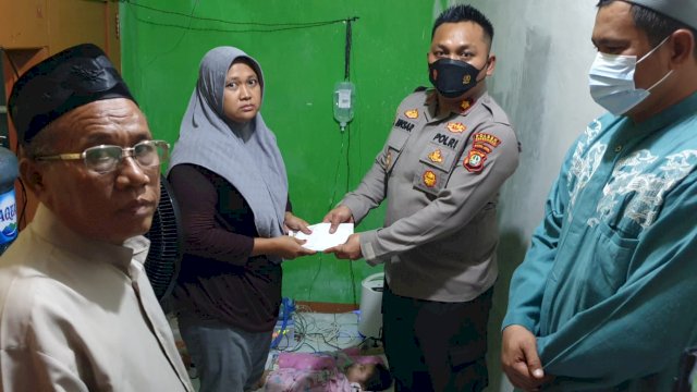 Kapolsek Kembangan Kompol Binsar Sianturi, menyerahkan langsung Tali Asih dari jajaran Polsek Kembangan. (Istimewa)