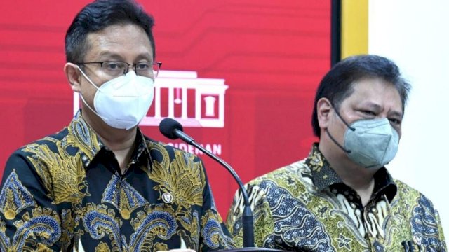 Menteri Kesehatan Budi Gunadi, bersama Menteri Koordinator Perekonomian Airlangga Hartarto, memberikan keterangan pers setelah Rapat Terbatas dengan Presiden Jokowi. (Istimewa)