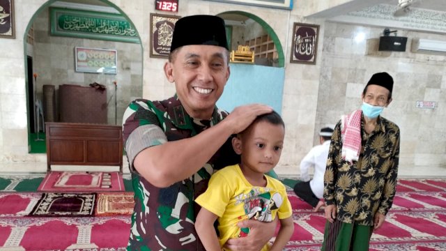 Pangdam XIV Hasanuddin Mayjen TNI Andi Muhammad Bau Sawa, menggendong seorang anak usai Salat Zuhur di Masjid H.M. Asjik, Senin (18/07/2022). (Istimewa)