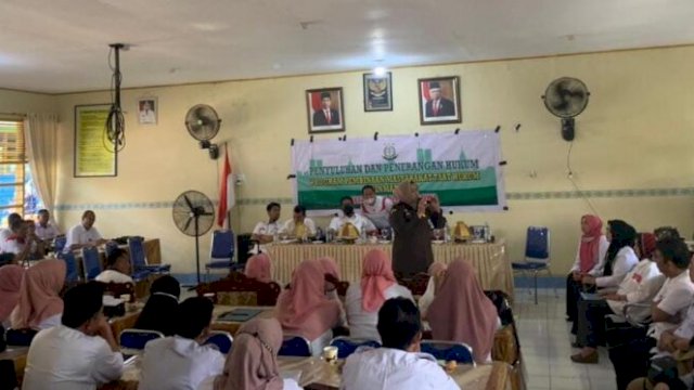 Kepala Kejaksaan Negeri Gowa Yeni Andriani saat memberikan pandangan hukum pada kegiatan Binmatkum yang di SMPN 1 Pallangga pada Rabu (13/07/2022). (Dok. Kejari Gowa)