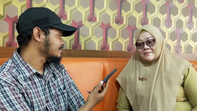 Bansuhari Said, ASN asal Kabupaten Takalar saat diwawancarai awak media, ia mencari keadilan setelah 4 kali menerima SK mutasi dalam sebulan, hingga dinonjobkan oleh Pemerintah Kabupaten Takalar. (Istimewa)