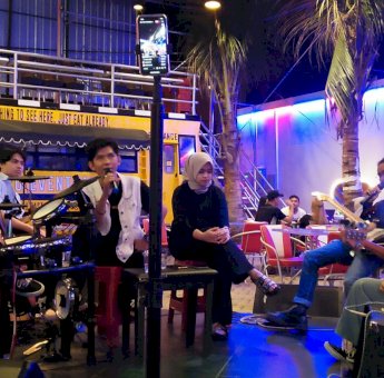 Intimate Show: Si Madhava Panggungkan Delapan Lagu di Flex Coffe Banjarmasin