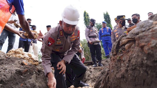 Kapolda Sulbar Irjen Pol Verdianto Iskandar Biticaca Meletakkan Batu Pertama Pembangunan Polsek Pasangkayu.(Foto: Istimewa).