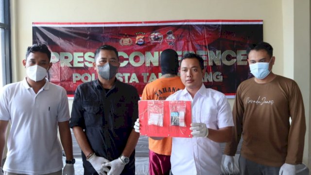 Tersangka pengedar sabu (MR) dan barang bukti sabu di tampilkan saat press confrence selasa 19 Juli 2022. (Foto: Ist)