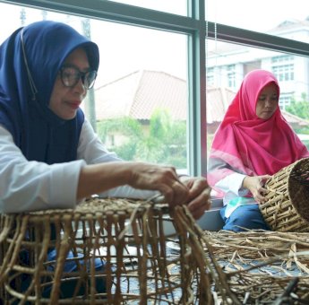 Dukung Srikandi UMKM, PLN Gelar Pelatihan dan Pengembangan Enceng Gondok bagi Kelompok Usaha Wanita Bunga Eja Craft