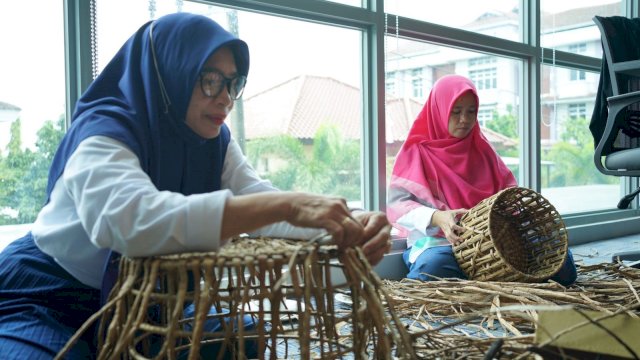 PLN mengelar Pelatihan Pengembangan Enceng Gondok bagi Kelompok Usaha Wanita Bunga Eja Craft, di Kota Makassar, Sulawesi Selatan. (Istimewa)