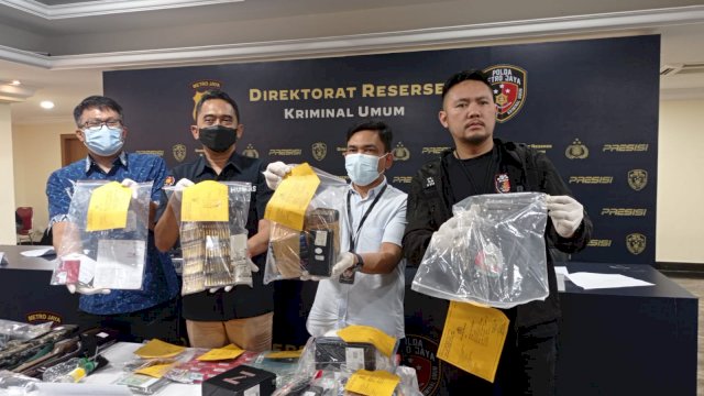 Barang bukti sindikat begal rekening bank, ditemukan salah satunya senpi rakitan dengan amunisi. (Foto: Wahyu Widodo/Republiknews.co.id)