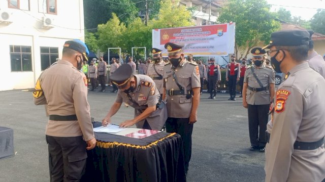 Upacara Sertijab di halaman Mapolres Kepulauan Selayar yang dipimpin oleh Kapolres AKBP Ujang Darmawan. (Foto: Humas Polres Selayar)