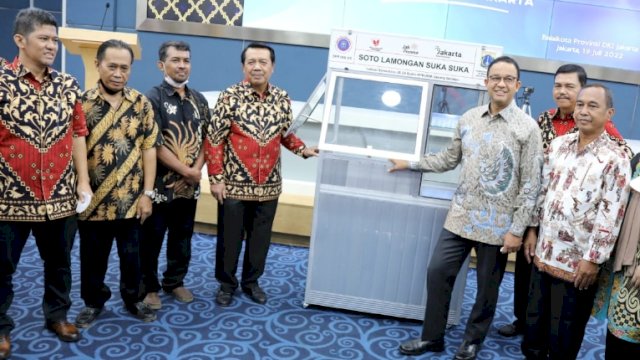 Gubernur DKI Jakarta Anies Baswedan, bersama perwakilan IKA UII digerobak UMKM. (Istimewa)