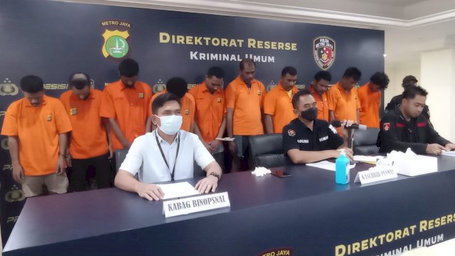 Ke 10 tersangka dihadirkan saat press confrence di Mapolda Metro Jaya, Selasa (19/07/2022). (Foto: Wahyu Widodo/Republiknews.co.id)
