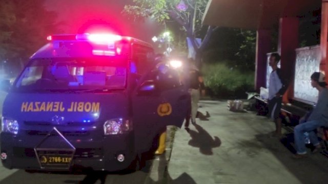 Biddokkes Polda Banten evakuasi mayat tanpa identitas di Halte Cipocok Jaya Kota Serang. (Ist)