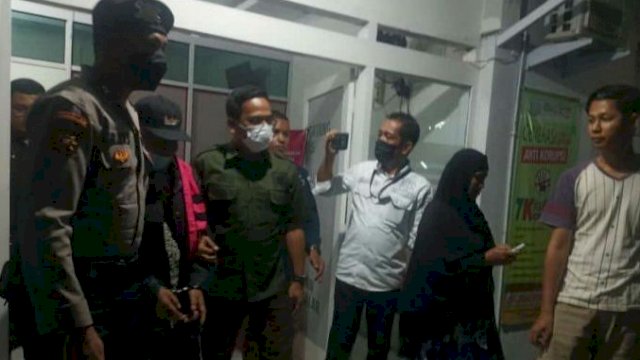 Penyidik Kejari Takalar saat menggiring pelaku korupsi pengadaan PJU ke Rutan Kelas II Takalar, Selasa (19/07/2022). (Istimewa)