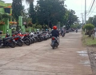 RSUD Sinjai Terapkan Parkir Berbayar, Pengunjung Tetap Parkir Liar di Badan Jalan