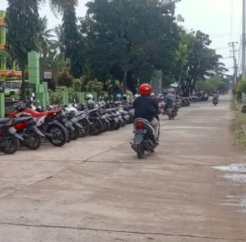 RSUD Sinjai Terapkan Parkir Berbayar, Pengunjung Tetap Parkir Liar di Badan Jalan