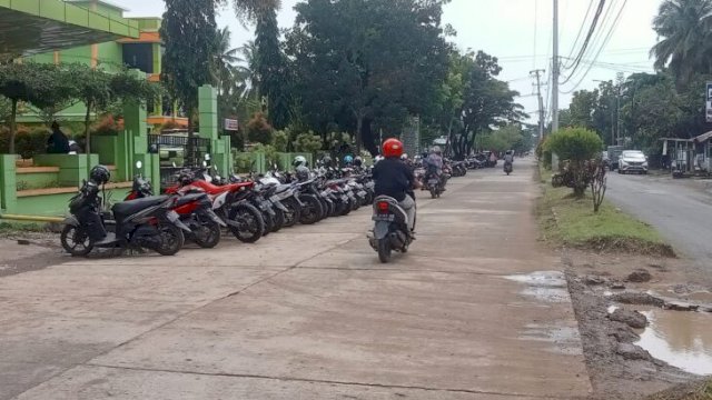 Kendaraan Roda Dua Berjejer di Depan RSUD Sinjai Menggunakan Badan Jalan. (Istimewa)