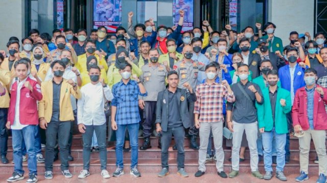 Kapolda Metro Jaya Irjen Pol Fadil Imran dan Wakapolda Brigjen Pol Hendro Pandowo, berfoto bersama Perwakilan Mahasiswa, Rabu (20/07/2022). (Istimewa)