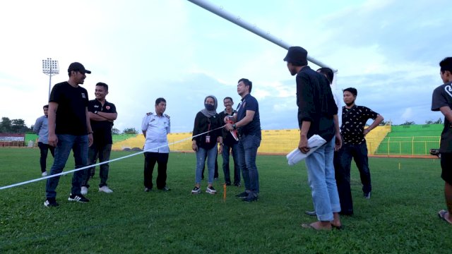Tim dari PT Liga Indonesia Baru (LIB) melakukan verifikasi Stadion BJ Habibie, Kota Parepare, Kamis (21/07/2022). (Foto: Zul Kifli)