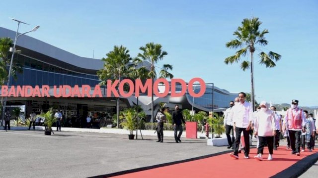 Presiden Joko Widodo didampingi Ibu Iriana Joko Widodo meresmikan perluasan Bandar Udara Komodo Labuan Bajo di Kabupaten Manggarai Barat, Provinsi Nusa Tenggara Timur (NTT). (Istimewa)