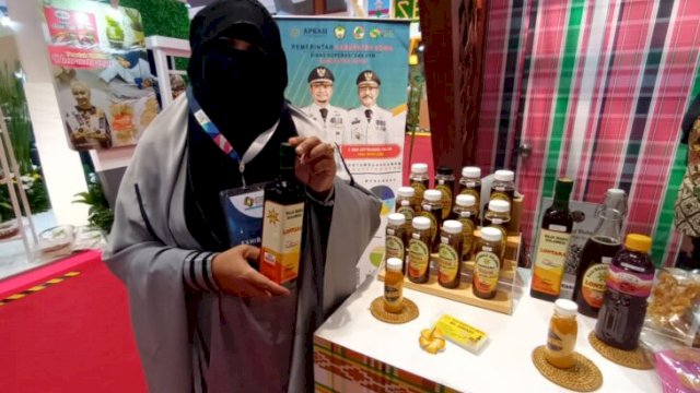 Pemilik Raja Madu Sulawesi, Ariani memamerkan produk madunya pada event APKASI Otonomi Expo 2022 di JCC, Jakarta Pusat, Jumat (22/07/2022). (Dok. Humas Pemkab Gowa)