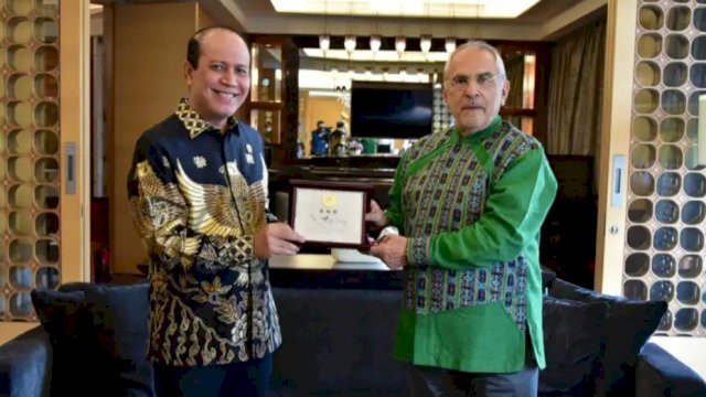 Kepala BNPT Komjen Pol Boy Rafli Amar, memberikan cidera mata kepada Presiden Timor Leste Jose Ramos Horta. (Istimewa)