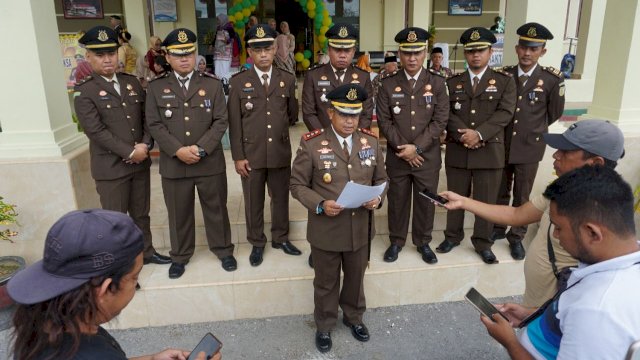 Kelapa Kejaksaan Kabupaten Muna Agustinus Baka Tangdililing, bersama Kepala Seksi Pidana Khusus, Sahrir, dan Kepala Seksi Intelijen, Fery Febrianto, serta penyidik menggelar press rilis penetapan tersangka korupsi pengadaan Lampu Tenaga Surya di Desa Pasikuta, Jumat (22/07/2022). (Foto Rustam/Republiknews.co.id)