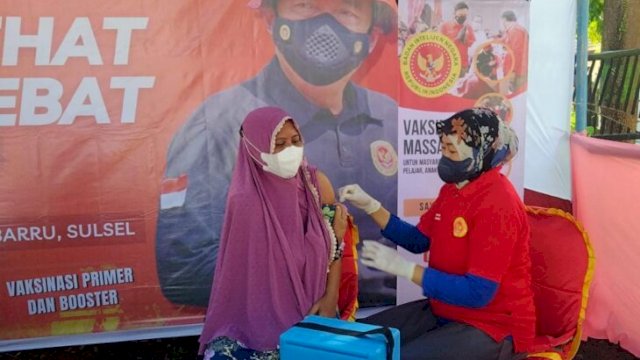 Salah satu warga Kabupaten Barru saat vaksinasi di Posko Layanan Vaksinasi Covid-19 BINDA Sulsel. (Dok. Humas BINDA Sulsel)