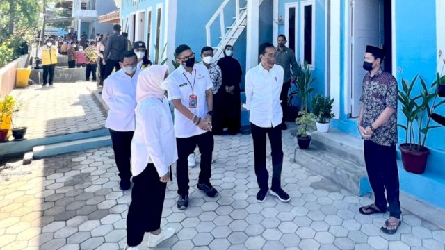 Presiden Joko Widodo berbincang dengan pengelola Homestay saat meninjau Proyek Pengembangan Sarana Hunian Pendukung Kawasan Pariwisata di Kampung Baru, Labuan Bajo, Kabupaten Manggarai Barat, Nusa Tenggara Timur, pada Jumat (22/07/2022). (Istimewa)